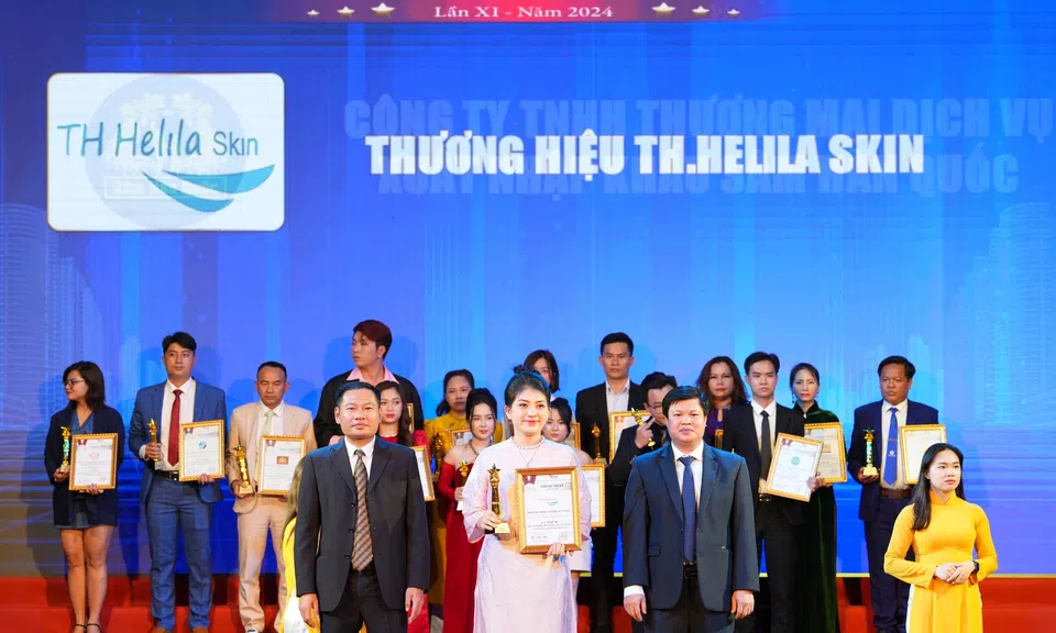 Bà Phạm Tuyết Mai - Giám đốc kinh doanh miền Bắc của TH. Helila Skin nhận danh hiệu Top 50 Thương Hiệu Dẫn Đầu Việt Nam 2024